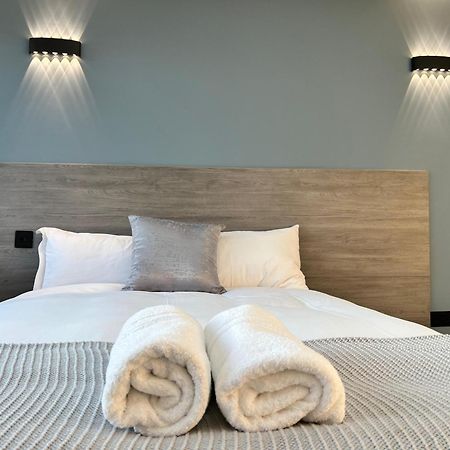 Thandi House Heathrow Airport Ashford  Экстерьер фото