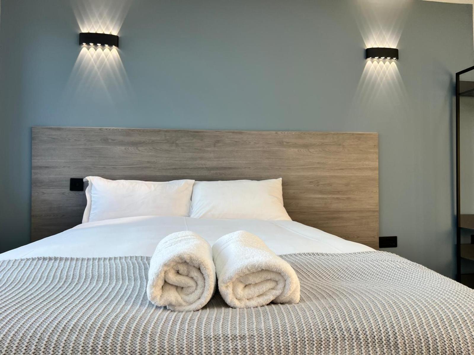 Thandi House Heathrow Airport Ashford  Экстерьер фото