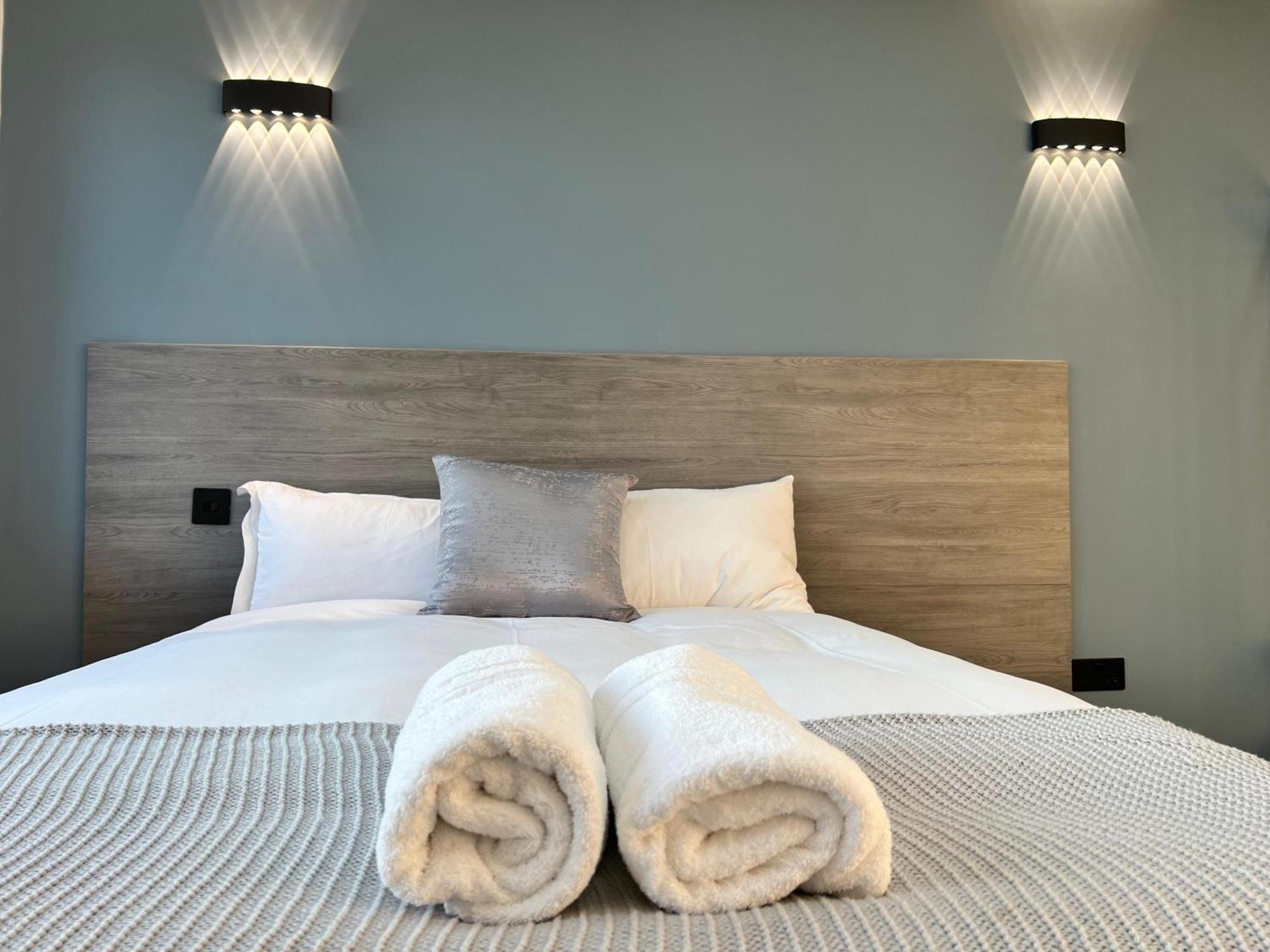 Thandi House Heathrow Airport Ashford  Экстерьер фото