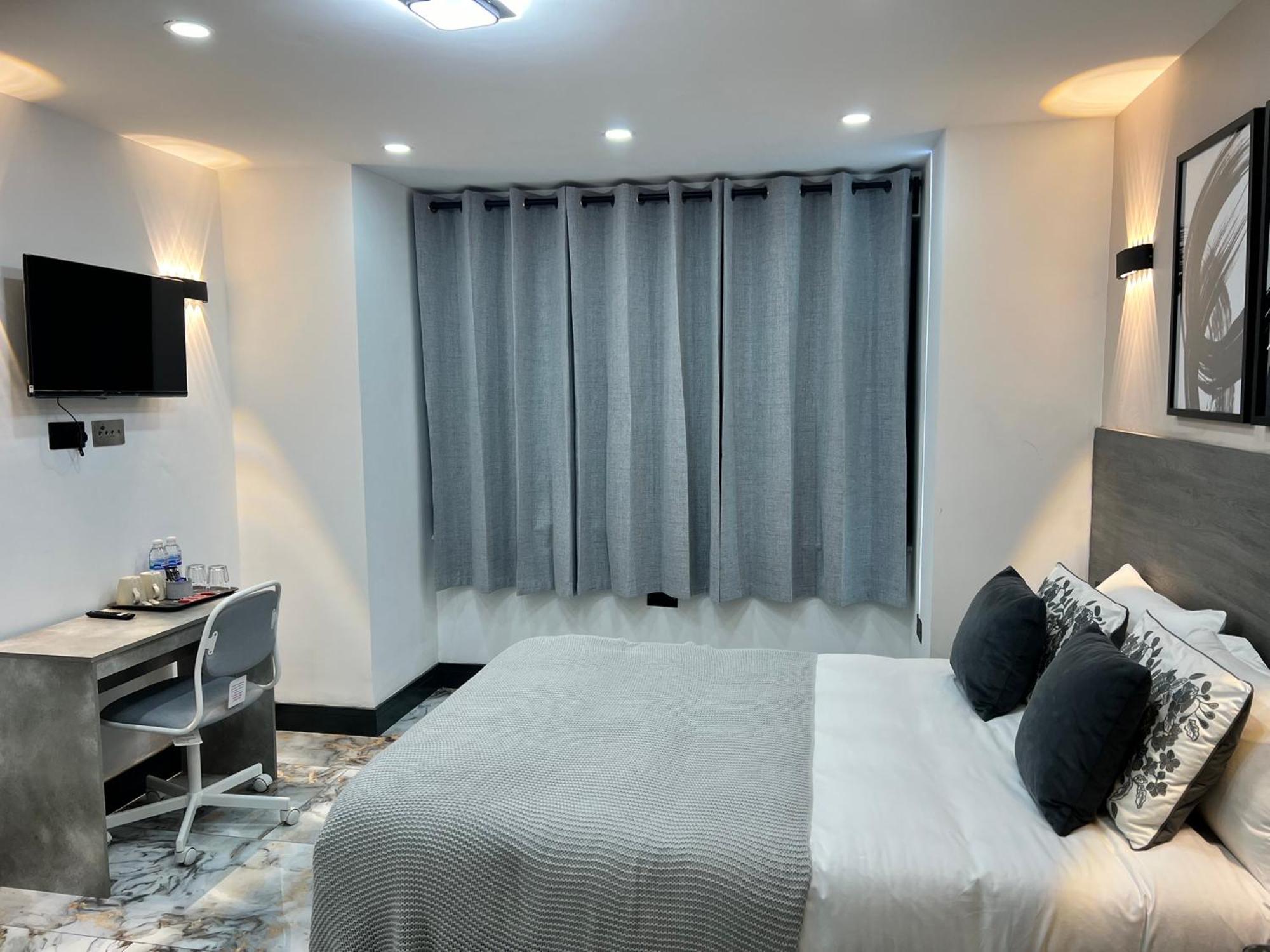 Thandi House Heathrow Airport Ashford  Экстерьер фото