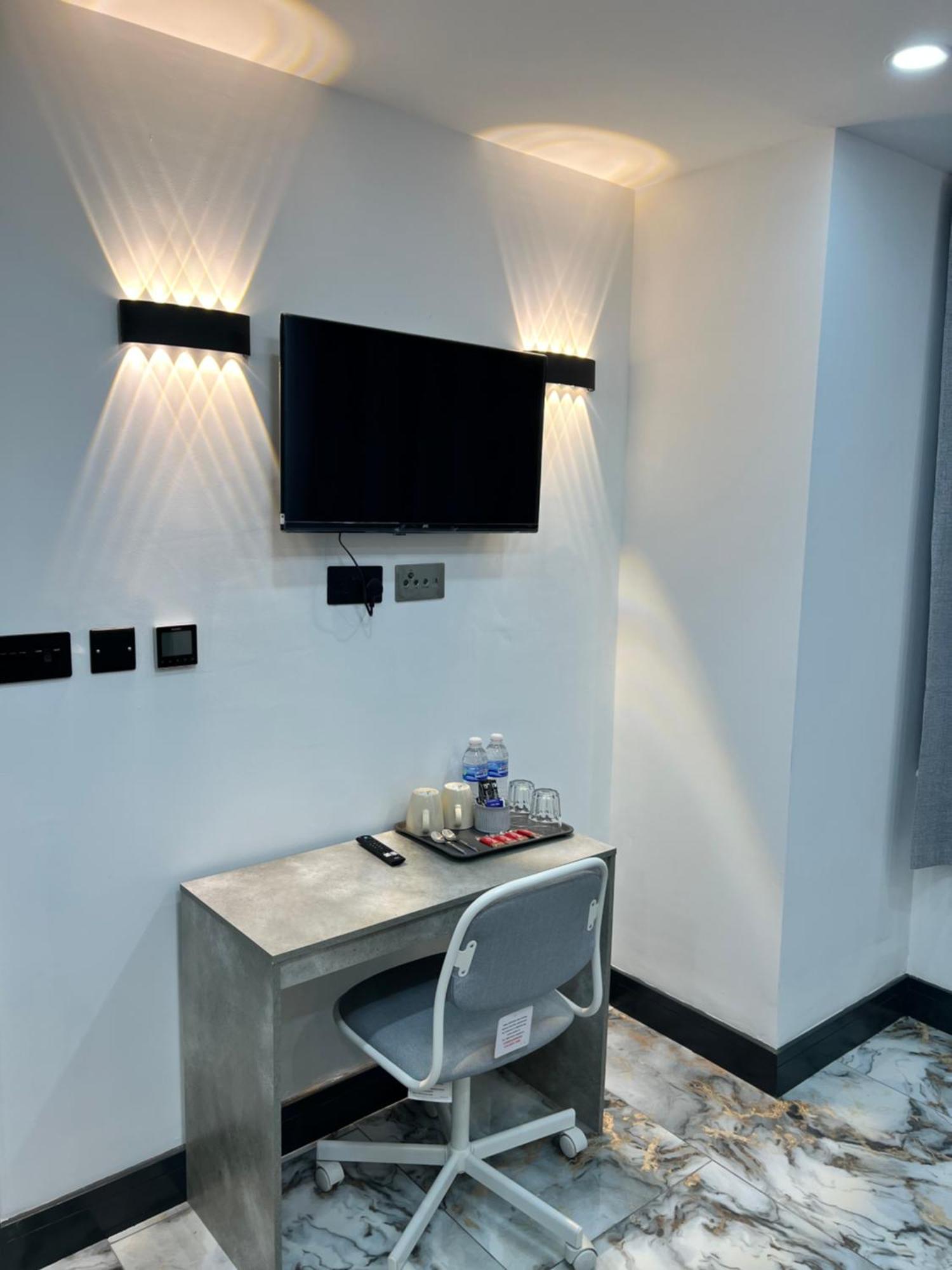 Thandi House Heathrow Airport Ashford  Экстерьер фото