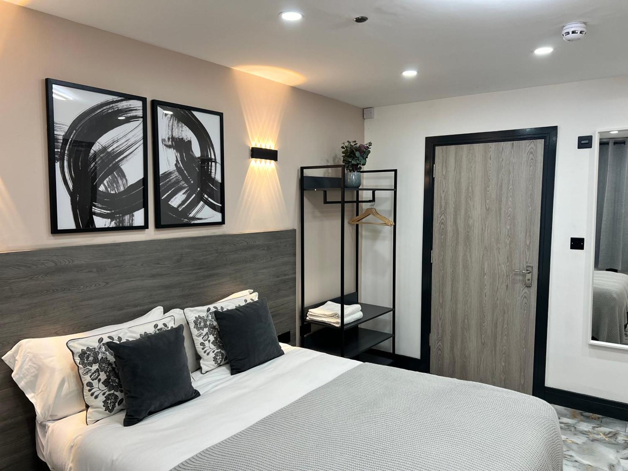 Thandi House Heathrow Airport Ashford  Экстерьер фото