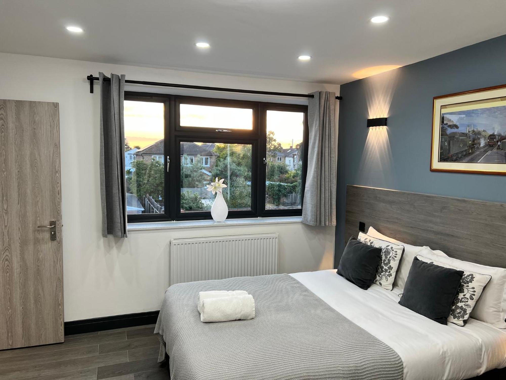 Thandi House Heathrow Airport Ashford  Экстерьер фото