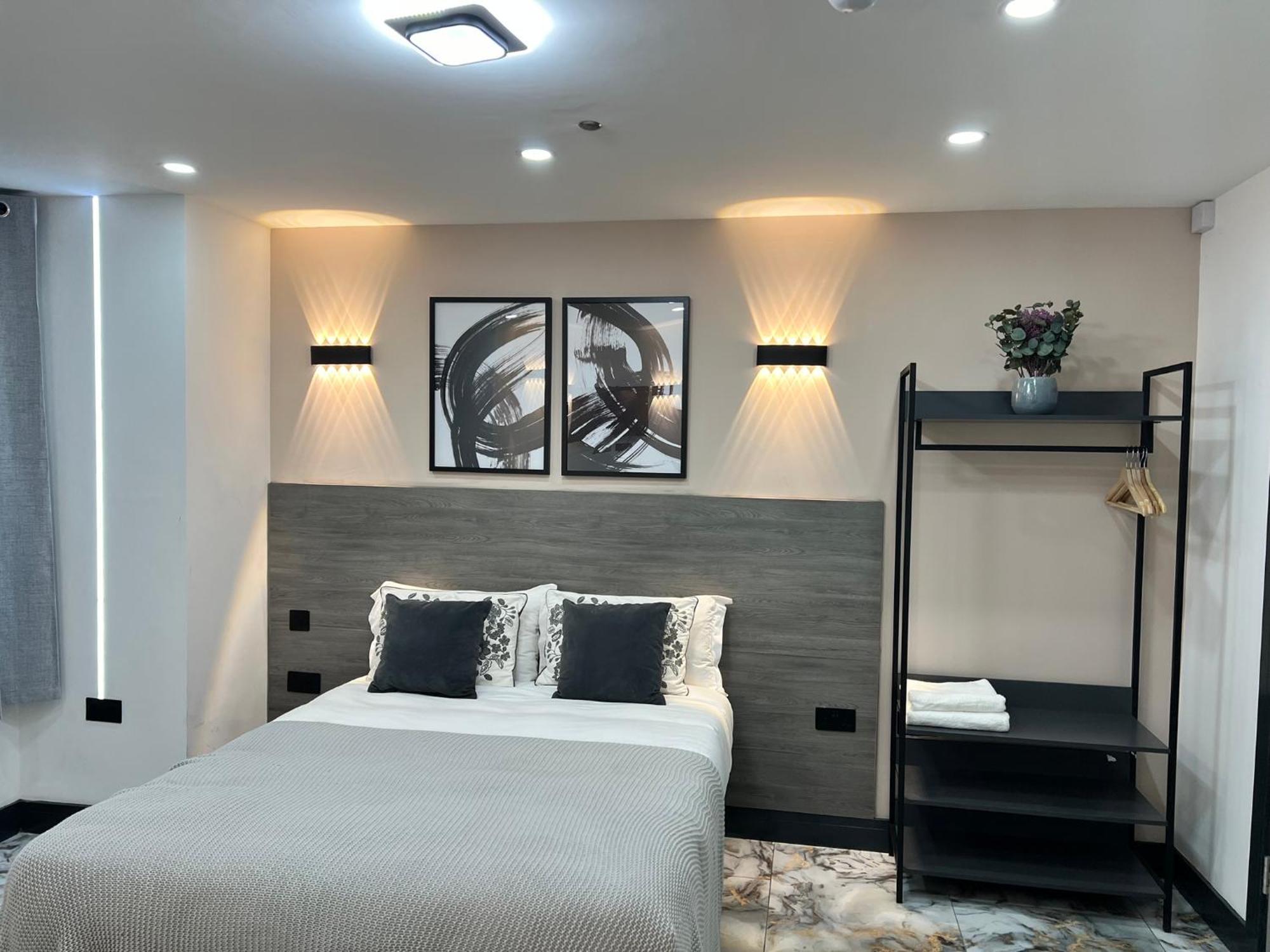 Thandi House Heathrow Airport Ashford  Экстерьер фото