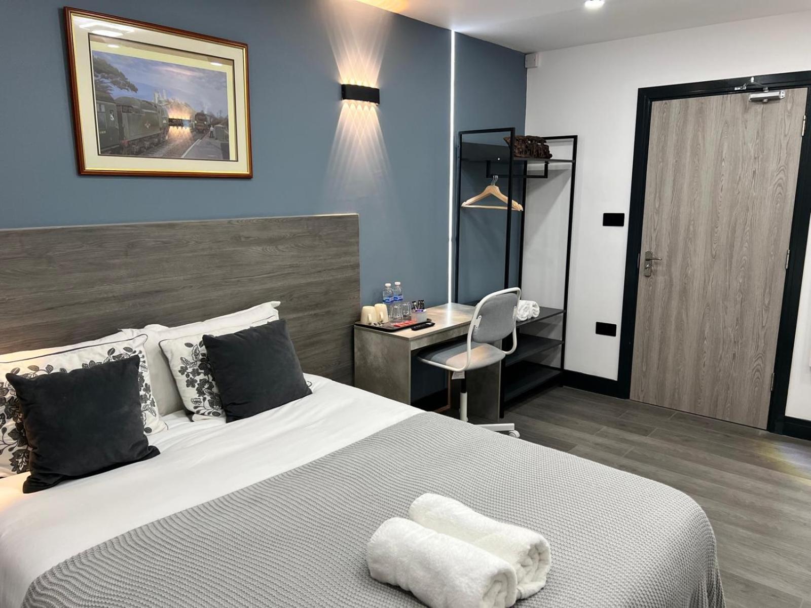Thandi House Heathrow Airport Ashford  Экстерьер фото