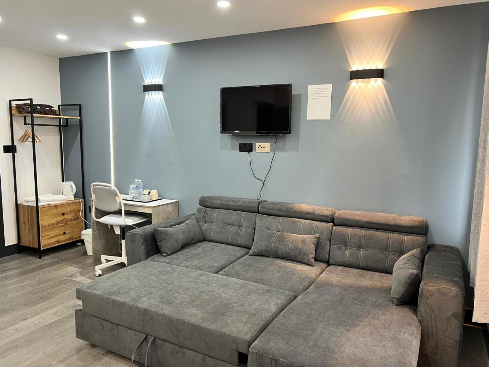 Thandi House Heathrow Airport Ashford  Экстерьер фото